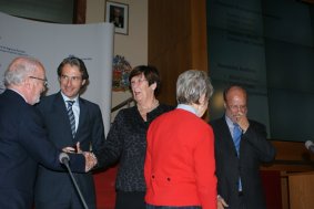 A la izquierda, Giorgio Orsoni, Alcalde de Venecia, nuevo Co-Presidente, saluda a su homólogo, Íñigo de la Serna, en presencia de la Presidenta Jorritsma y dos Vicepresidentes.